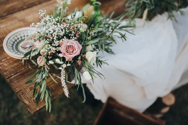 Komposition von Blumen und Grün — Stockfoto