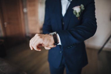 ilik ile takım elbiseli damat 