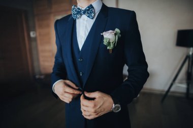 ilik ile takım elbiseli damat 