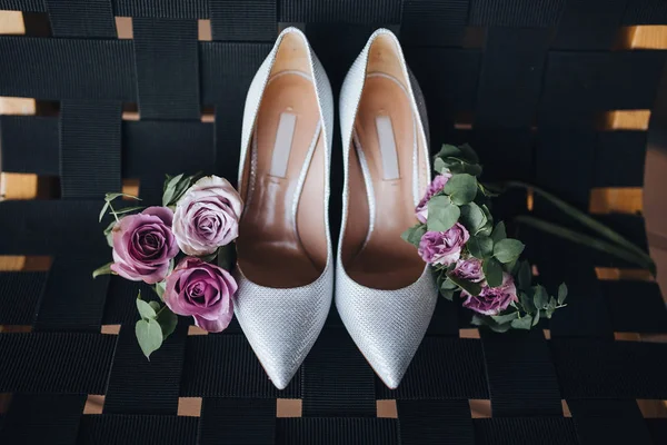 Chaussures de mariée avec des roses — Photo