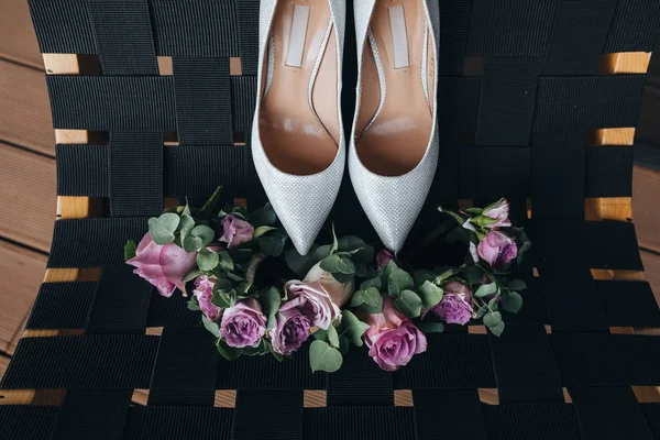 Chaussures de mariée avec des roses — Photo