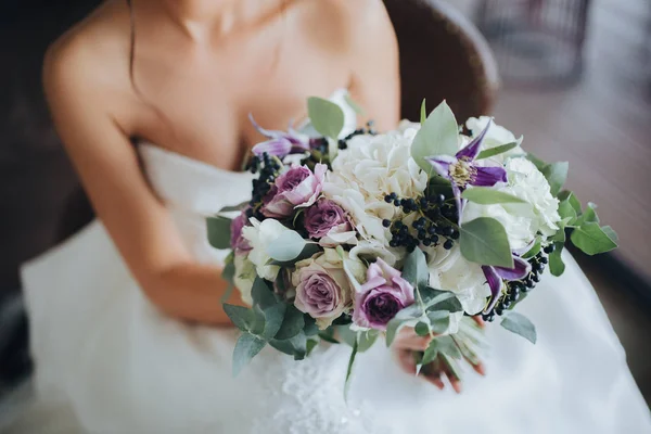 Bride holding wedding bouquet — Stock Photo, Image