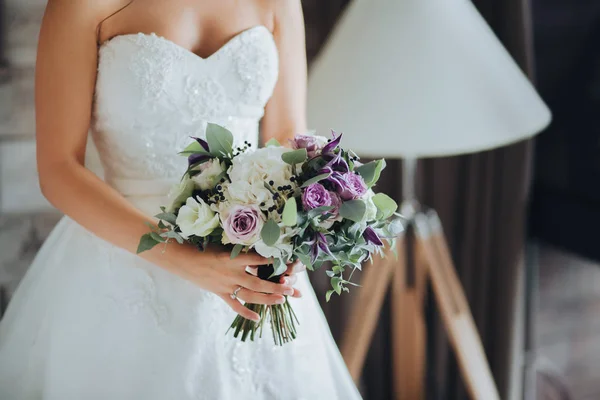 Mariée tenant bouquet de mariage — Photo