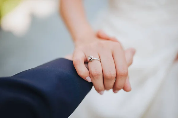 Hombre cogido de la mano de su mujer — Foto de Stock