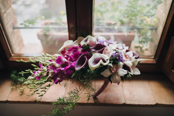 Bouquet Casamento Lindo Peitoril Janela Pedra — Fotografia de Stock