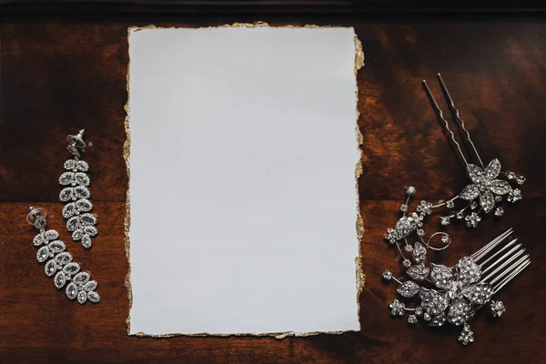 Üres Papírlapot Haj Díszek Fából Készült Asztal Fülbevaló — Stock Fotó