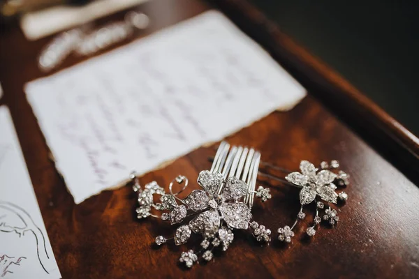 Het Huwelijk Van Haar Ornamenten Een Houten Oppervlak — Stockfoto