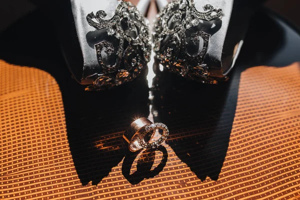 Близкий Вид Обручальных Колец Столе Свадебной Обуви — стоковое фото