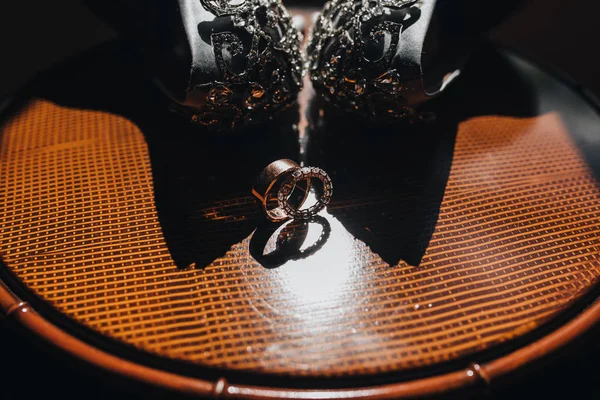 Близкий Вид Обручальных Колец Столе Свадебной Обуви — стоковое фото