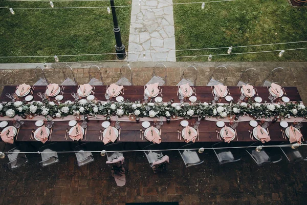 Decoração Casamento Mesa Banquete Madeira Estão Copos Pratos Velas Mesa — Fotografia de Stock