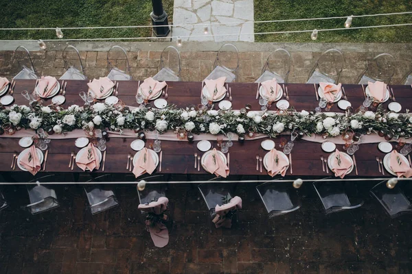 Dekorasi Pernikahan Pada Meja Perjamuan Kayu Ada Gelas Piring Lilin — Stok Foto