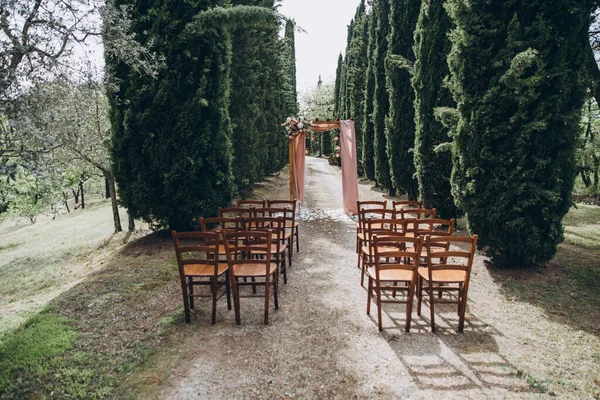 Ceremonia Boda Avenida Del Ciprés Toscana Hay Arco Para Ceremonia — Foto de Stock