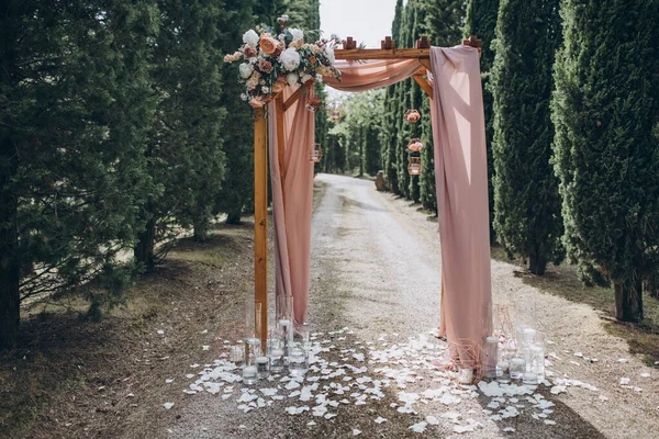 Wedding Ceremony Cypress Avenue Tuscany Arch Wedding Ceremony Which Decorated — Stock Photo, Image