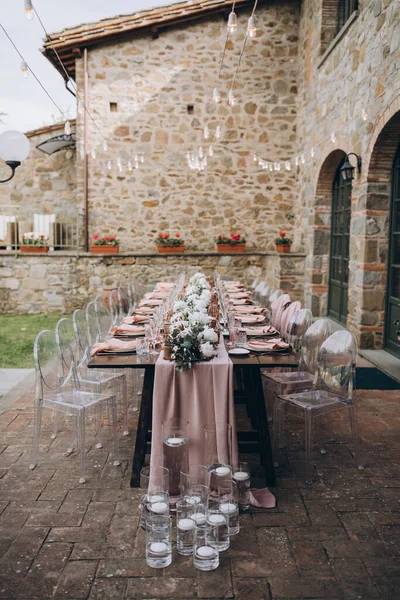 결혼식 위에는 식탁이면 가지로 꾸며져 접시들은 이탈리아 의푸른 초목으로 장식되어 — 스톡 사진