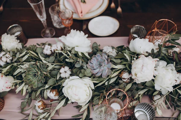 Decoração Casamento Mesa Banquete Madeira Estão Copos Pratos Velas Mesa — Fotografia de Stock