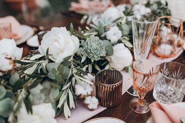 Dekorasi Pernikahan Pada Meja Perjamuan Kayu Ada Gelas Piring Lilin — Stok Foto