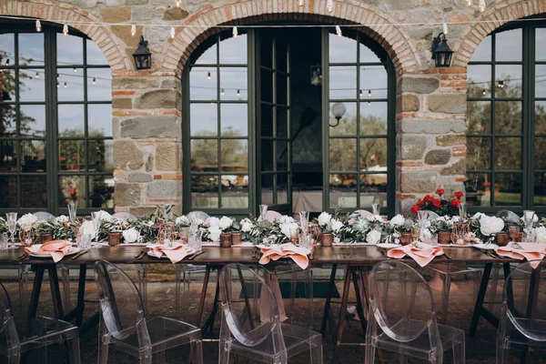 Decoración Boda Mesa Banquete Madera Hay Vasos Platos Velas Mesa — Foto de Stock