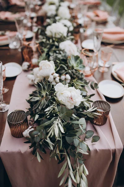 Decoração Casamento Mesa Banquete Madeira Estão Copos Pratos Velas Mesa — Fotografia de Stock