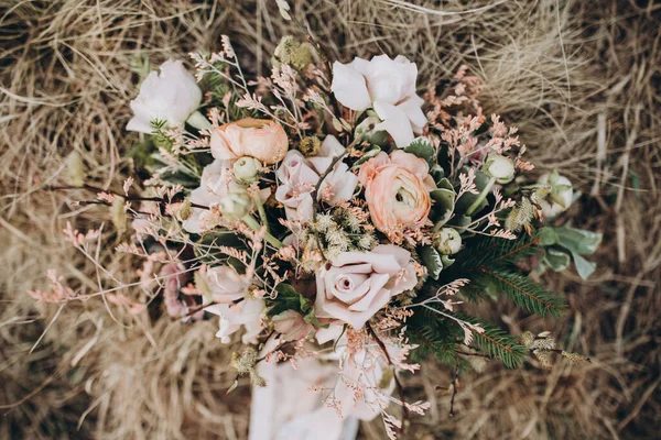 Floristika Svatební Kytici Kytice Květin Zeleně Růžovými Stuhami Leží Podzimní — Stock fotografie