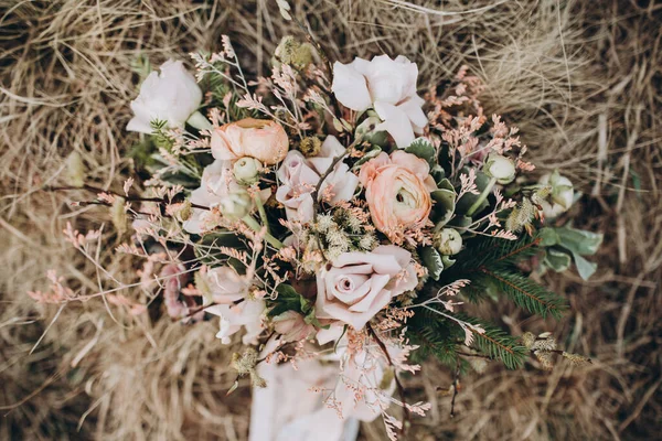 Floristics Νυφικό Μπουκέτο Ένα Μπουκέτο Λουλούδια Και Πράσινο Ροζ Κορδέλες — Φωτογραφία Αρχείου