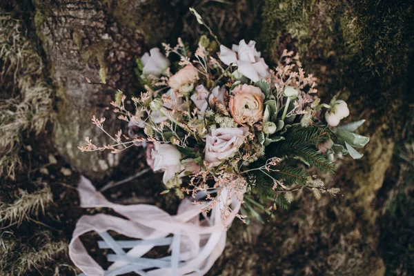Florisztika Menyasszonyi Csokor Rózsaszín Szalagos Virágcsokor Áll Földön Egy Mohával — Stock Fotó