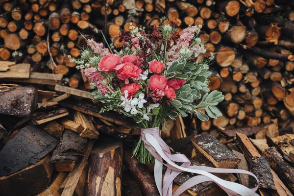 Весільна Флористика Букет Червоних Білих Квітів Зеленню Рожевою Стрічкою Лежить — стокове фото
