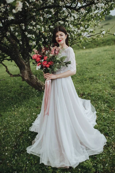 Ανοιξιάτικος Γάμος Στα Βουνά Ένα Νεαρό Κορίτσι Ένα Λευκό Φόρεμα — Φωτογραφία Αρχείου