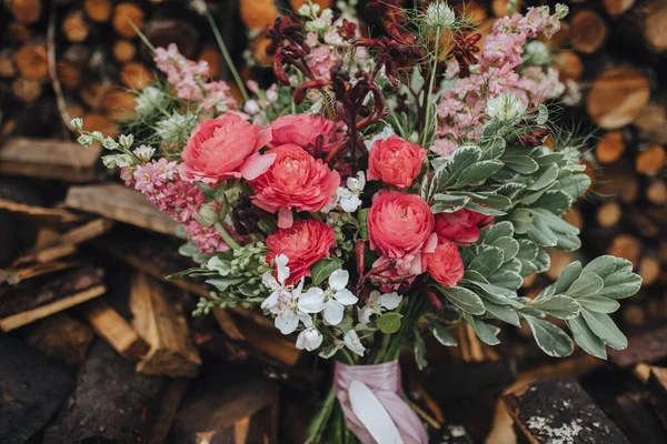 Floristería Bodas Ramo Flores Rojas Blancas Con Vegetación Una Cinta —  Fotos de Stock