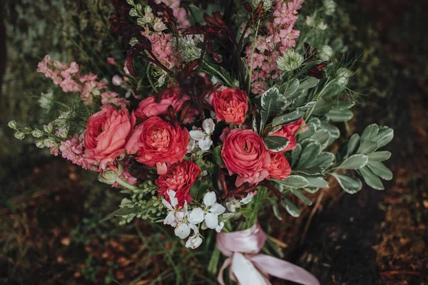 Hochzeitsfloristik Ein Strauß Roter Und Weißer Blumen Mit Viel Grün — Stockfoto