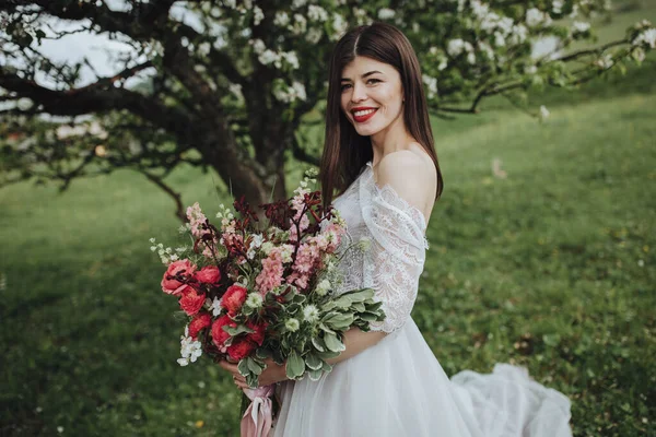 Dağlarda Bahar Düğünü Beyaz Elbiseli Genç Bir Kız Dağlarda Çiçek — Stok fotoğraf