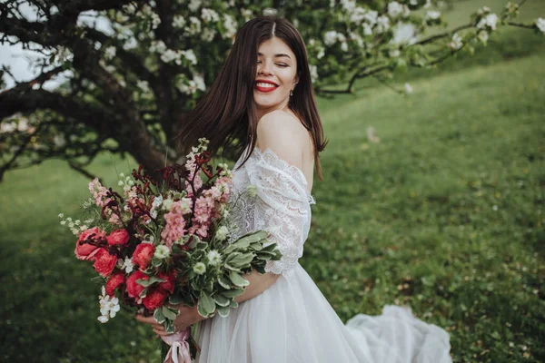 Casamento Primavera Nas Montanhas Uma Menina Nova Vestido Branco Está — Fotografia de Stock