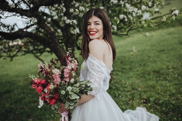 Casamento Primavera Nas Montanhas Uma Menina Nova Vestido Branco Está — Fotografia de Stock