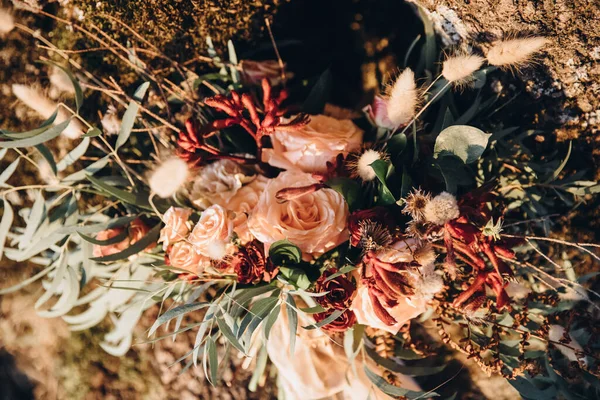 Ramo Flores Color Rosa Vegetación Con Una Cinta Encuentra Suelo —  Fotos de Stock