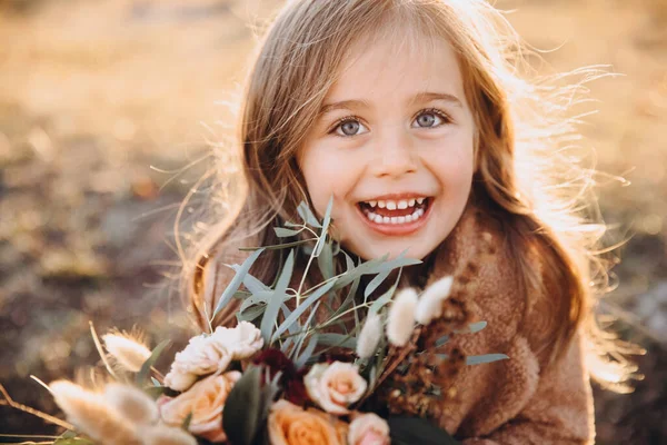 Portré Egy Kis Elegáns Gyönyörű Modell Lány Aki Áll Őszi Stock Kép