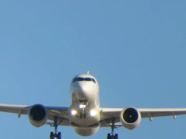 Bela foto de um avião pousando no aeroporto tomando terra — Fotografia de Stock