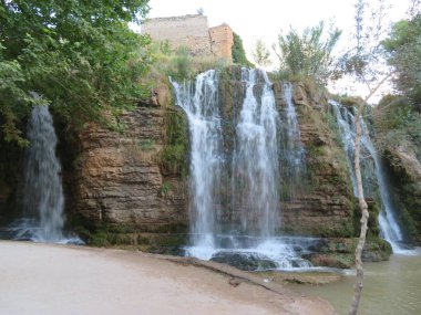 Su büyük akışı ile güzel şelale