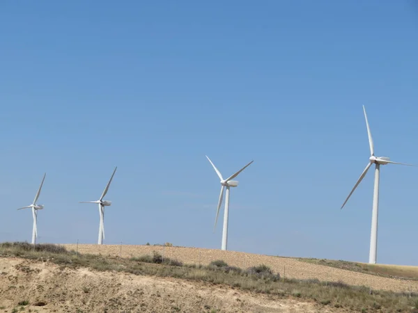 Hermosas turbinas eólicas listas para convertir el aire la energía — Foto de Stock