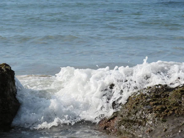 Piękna plaża z czystymi wodami i musującym piaskiem — Zdjęcie stockowe