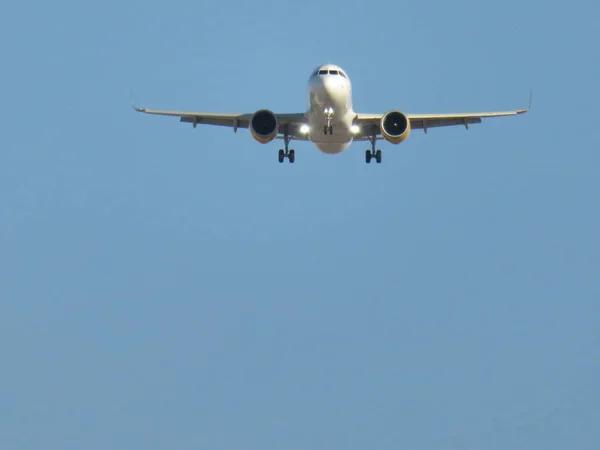 空港に着陸する飛行機の美しい写真 — ストック写真