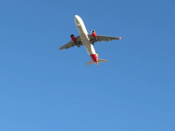 Schöne Aufnahme eines Flugzeugs, das beim Landeanflug auf den Flughafen landet — Stockfoto