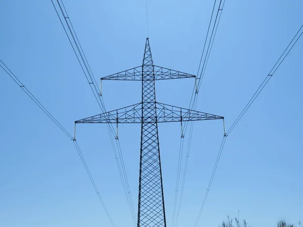 Espectacular fotografía de una torreta eléctrica que transporta energía — Foto de Stock