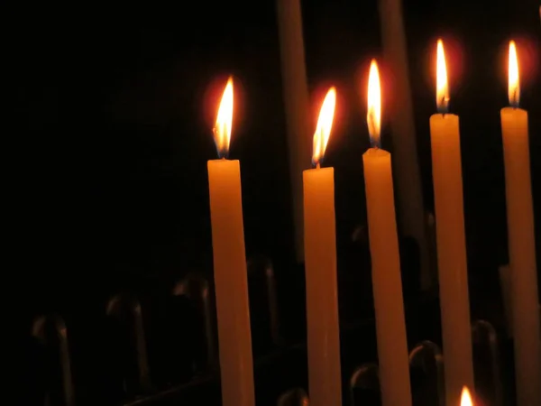 Bela foto de velas em uma igreja iluminada pelo sentimento — Fotografia de Stock