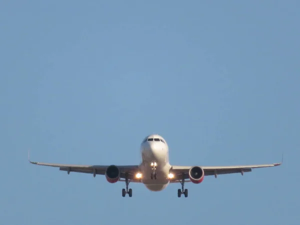 Hermosa foto de un avión aterrizando en el aeropuerto tomando tierra — Foto de Stock