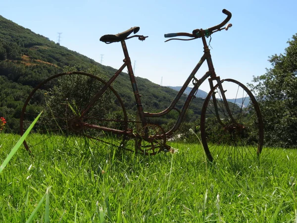 Belle photo d'un vieux vélo rouillé et maltraité — Photo