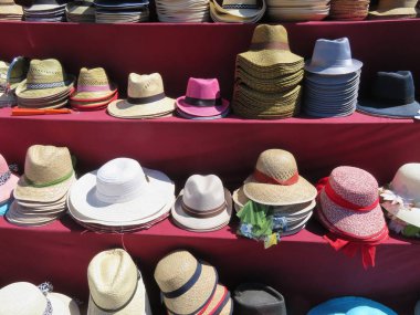 Güneşte dışarıda kalmak ve güneşle yüz yakmak değil edebilmek için güzel şapkalar