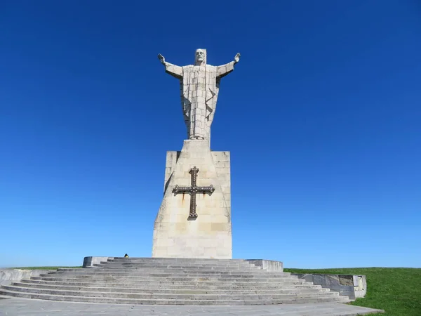 Büyük taştan güzel İsa ve yükseklik