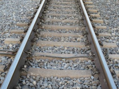 Hızlı trenin yolunun güzel fotoğrafı.