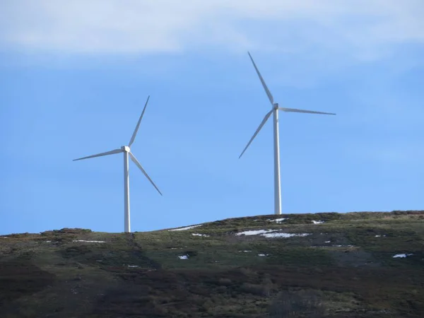 Molinos de viento para generar electricidad y mejorar nuestras vidas — Foto de Stock