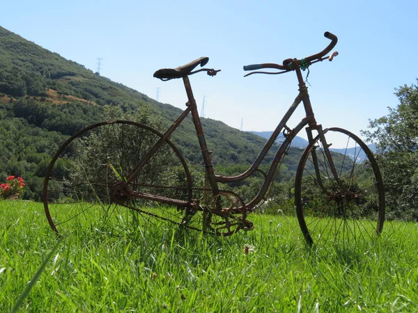 Belle photo d'un vieux vélo rouillé et maltraité — Photo