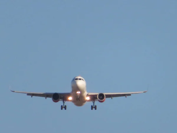 Hermosa foto de un avión aterrizando en el aeropuerto tomando tierra — Foto de Stock